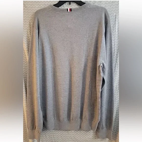 Tommy Hilfiger
Solid Logo V-Neck Sweater size mens XL
Color Grey Heather - Picture 3 of 8